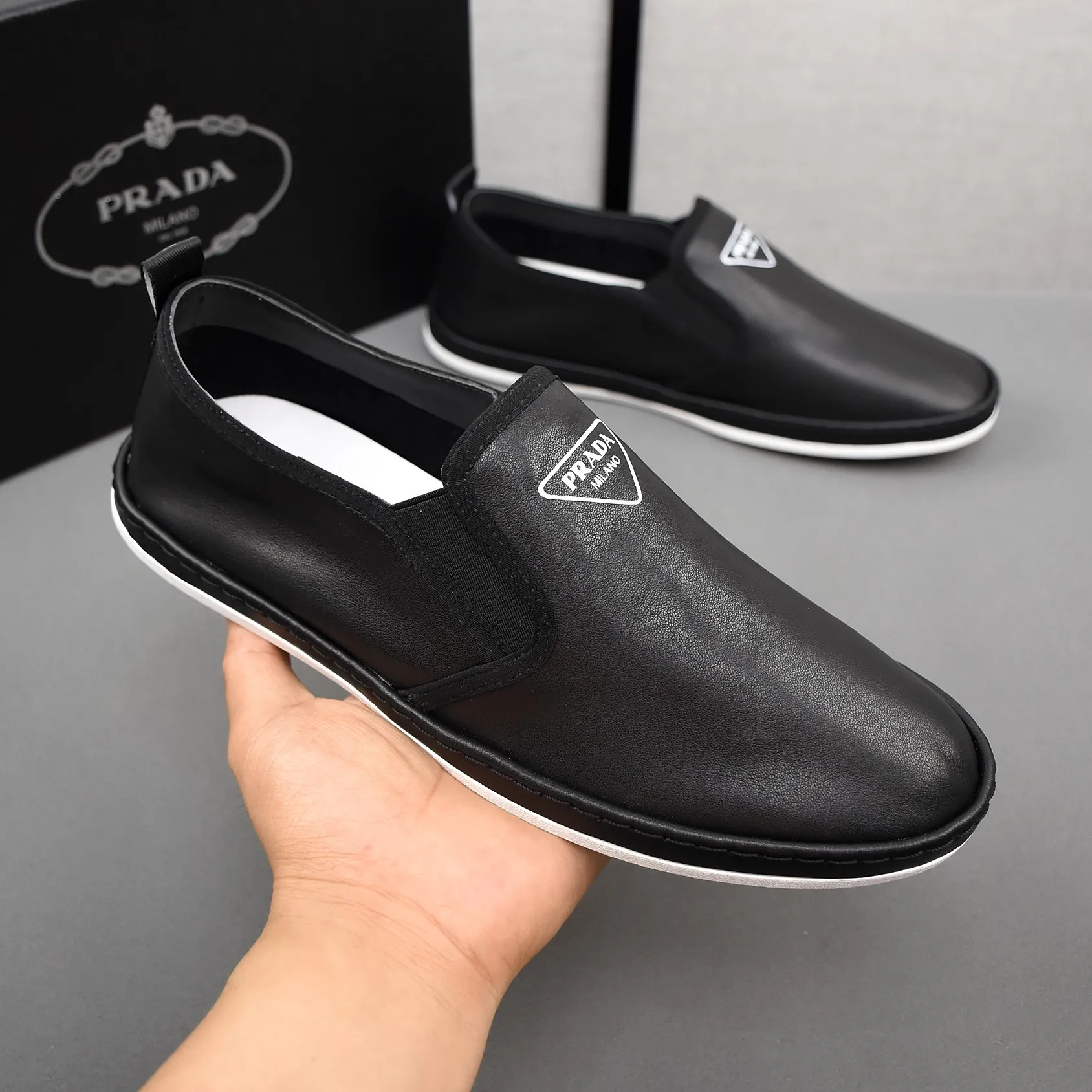 PP380👟👟👟Prada [Prada] Soft-soled and soft-surface casual leather shoes. The uppers are made of comfortable and soft first-layer cowhide and super-soft rubber outsole. Men's size 38-44.